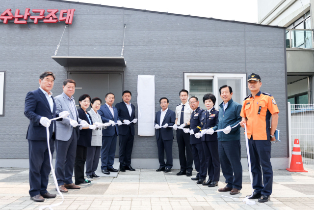 단양군민의 안전을 책임질 단양호 119 수난구조대가 13일 개청했다. 사진은 테이프커팅식 모습. 단양군 제공
