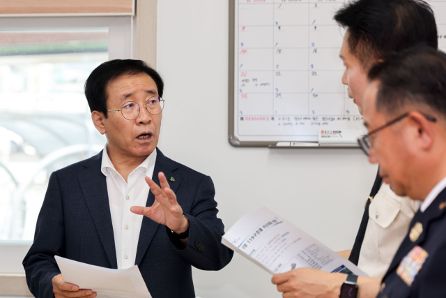 김문근 단양군수가 단양호 119 수난구조대 개청식에서 담당자와 이야기를 나누고 있다. 단양군 제공