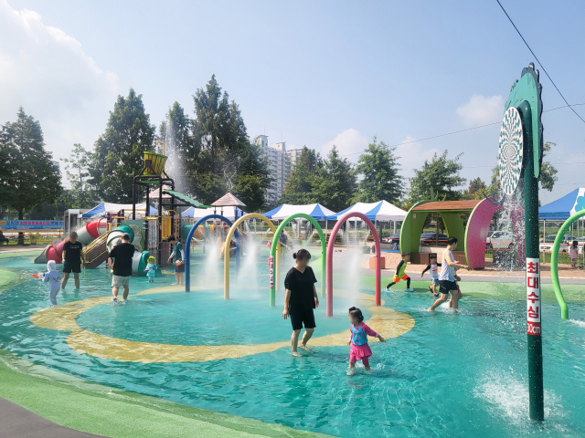 지난해 증평군 보강천 첨벙첨벙 물놀이장을 이용하는 주민들의 모습. 증평군 제공