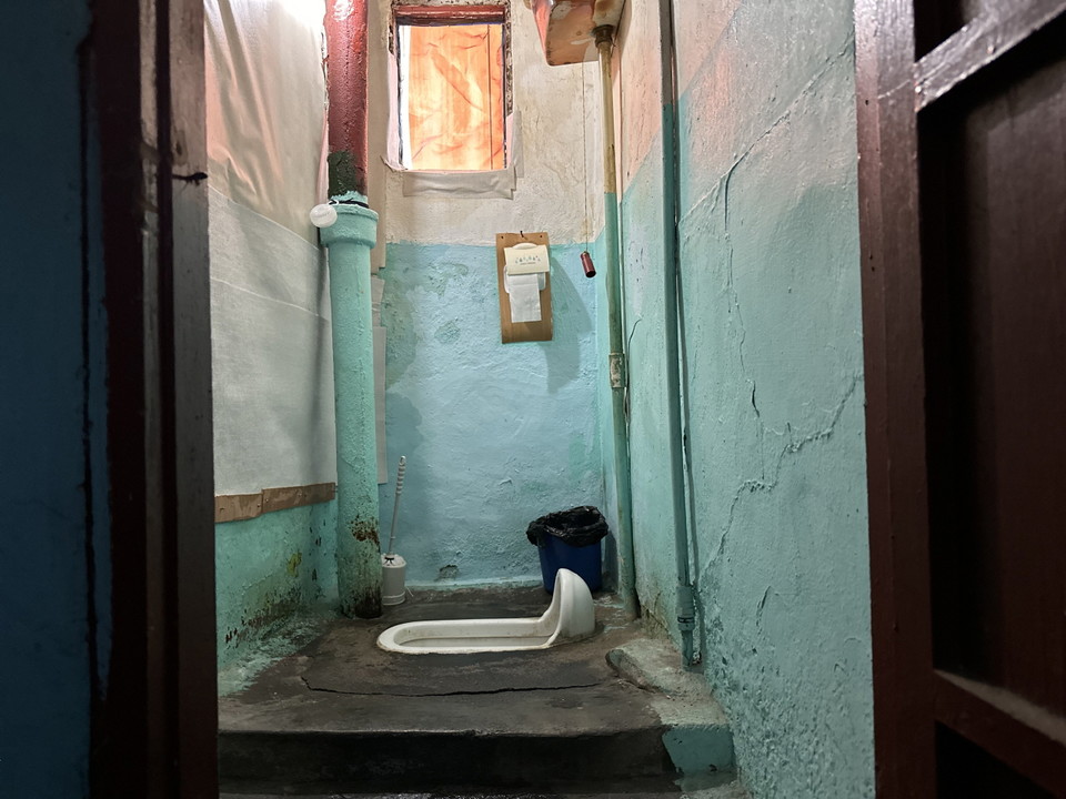 대전 동구 정동 쪽방촌에 밀집한 한 여인숙의 재래식 화장실. 청소가 제때 되지 않아 벽면에는 곰팡이와 얼룩이 가득했고 잠금장치 또한 작동하지 않았다. 사진=함성곤 기자