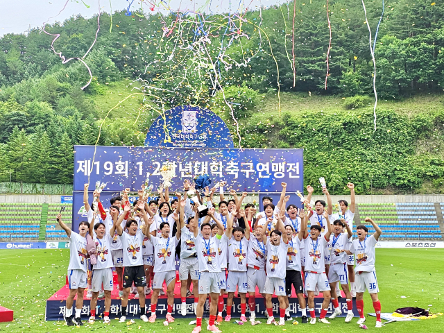 한남대학교 축구부는 15일 강원 태백종합운동장에서 열린 ‘2024 제19회 백두대간기 1·2학년 대학축구연맹전’ 결승전에서 호원대를 상대로 2대0으로 승리하며 동대회 3년 연속 우승이라는 대기록을 세웠다. 한남대학교 제공