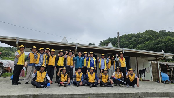 결성면 노인회(회장 조광성)는 지난 11일 관내 주거환경이 열악한 노인가구를 방문해 청소를 실시했다.