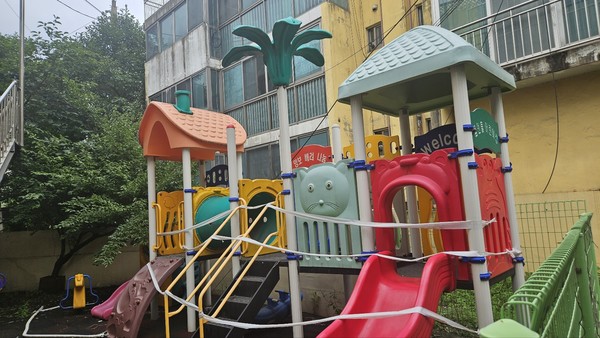 대전 대덕구의 한 폐원 어린이집. 놀이기구가 이용되지 못하도록 하얀 끈으로 감싸 있다. 사진=김중곤 기자 kgony@cctoday.co.kr