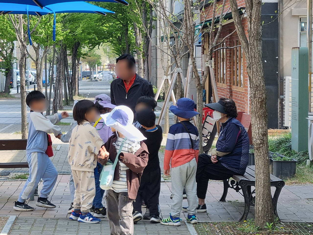 뿌리와새싹어린이집 원아와 경로당 노인이 함께 나들이를 즐기고 있다. 뿌리와새싹어린이집 제공