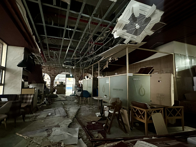 지난 8일 대전 유성구 소재 주상복합건물 내 카페에서 우수관이 터져 천장 자재가 내려앉는 사고가 발생해 천장 내부가 훤히 드러나 있다. 이날 사고로 카페 직원 1명이 쏟아진 자재에 머리를 맞아 병원으로 이송됐다. 사진=함성곤 기자.