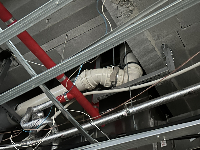 17일 피해를 입은 카페 천장 위 우수관이 임시 보수된 모습. 사고 당시 직각으로 된 우수관 부분이 옥상에서부터 내려온 빗물의 하중을 견디지 못해 터진 것으로 소방 당국은 추정하고 있다. 사진=함성곤 기자.