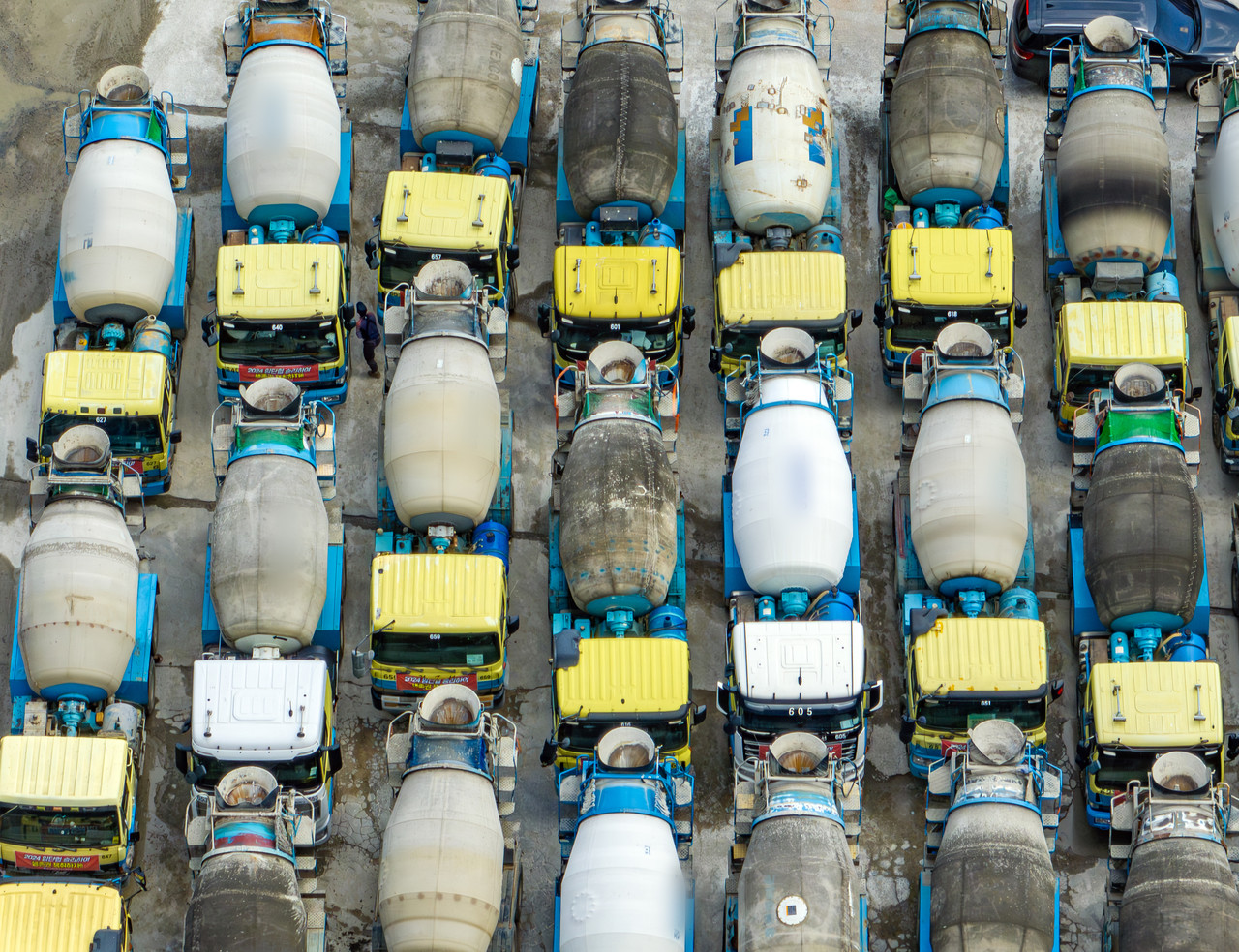 한국노총 산하 레미콘운송노동조합이 운반비 인상 협상을 촉구하며 무기한 파업에 들어간 1일 오전 경기도 안양시의 시멘트 공장에 레미콘 차량들이 세워져 있다. 2024.7.1 사진=연합뉴스.