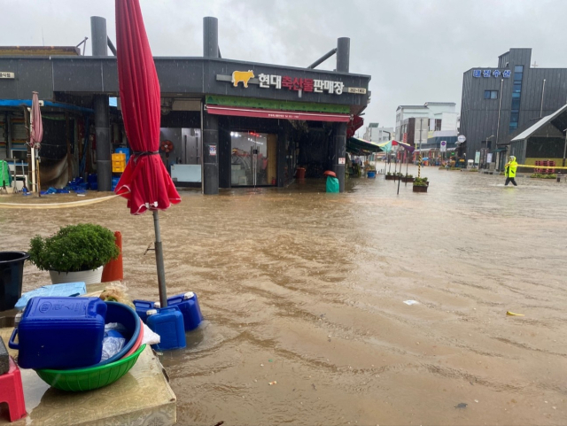 물에 잠긴 당진 전통시장. 당진시 제공.