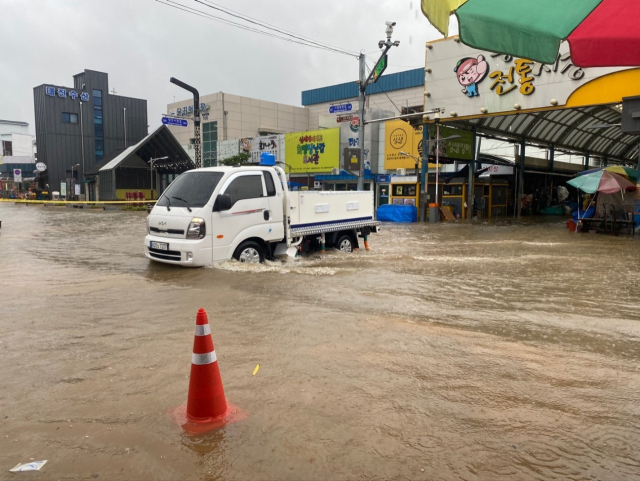 물에 잠긴 당진 전통시장. 당진시 제공.