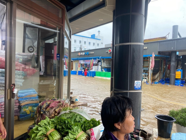 물에 잠긴 당진 전통시장. 당진시 제공.