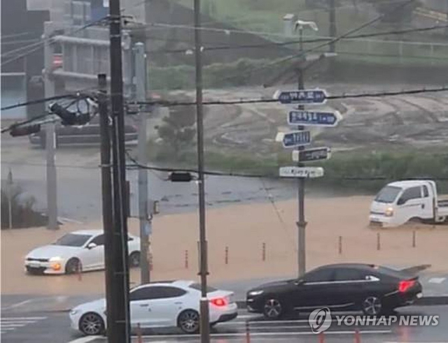 18일 내린 집중호우에 당진시 도로가 침수된 모습. 연합뉴스