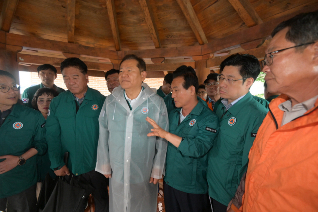 ▲이상민 행정안전부장관에게 벌곡면 신양2리 등 피해상황에 대해 설명하고 있는 백성현 시장