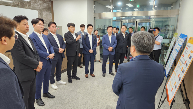 충청남도의회 기획경제위원회가 18일 천안시 동남구 성남면에 위치한 웰니스스파임상지원센터에서 충남테크노파크 업무보고를 진행했다. 의원들이 센터 현황 보고를 받는 모습. 사진=이재범 기자.