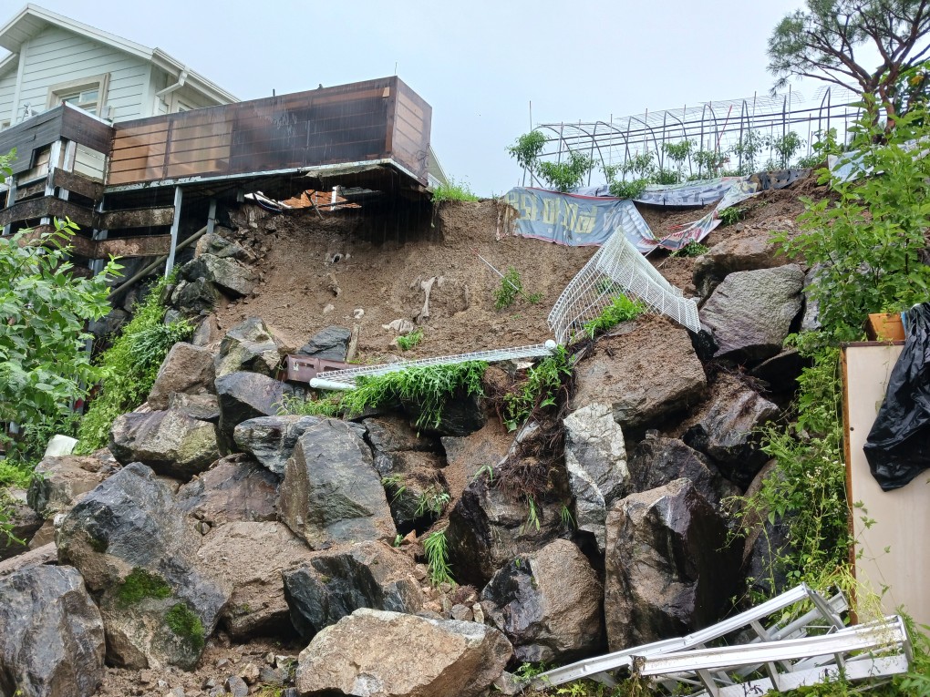18일 낮 12시 30분께 충주시 소태면 주치리의 한 단독주택 뒤편 석축이 무너져 내려 옆집까지 2개 가구 3명이 대피했다. 2024.7.18 [충북소방본부 제공. 재판매 및 DB 금지]