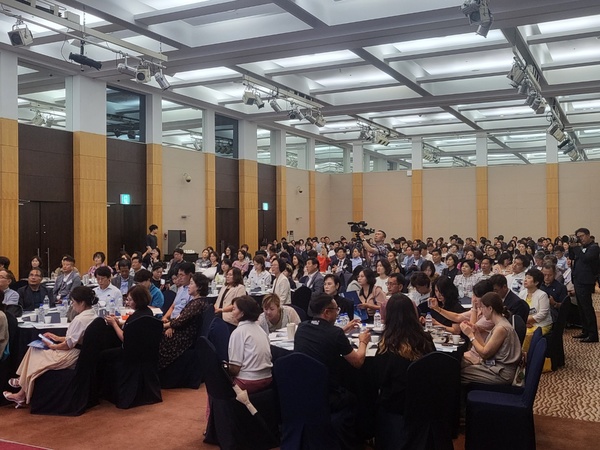 ▲ 스마트경영포럼 제38회 정기조찬강연이 18일 그랜드플라자 청주호텔에서 열렸다. 이날 강연에서는 홍영만 삼정KPMG(회계법인) 고문이 강사로 나서 ‘이스라엘-하마스 전쟁의 배경과 전망’에 대해 강의했다. 스마트경영포럼 제공