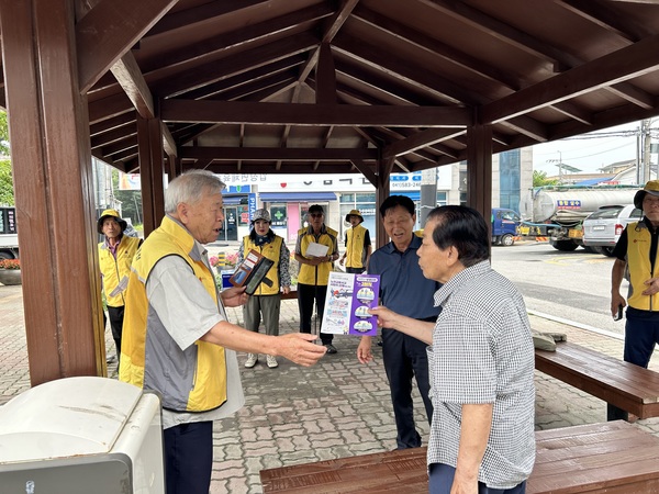 ▲ 천안시노인회 위례봉사단이 지난 12일 입장면 행정복지센터 앞에서 방문객을 대상으로 교통사고예방 및 보이스피싱 문자 예방교육 활동을 실시했다.  위례봉사단 제공