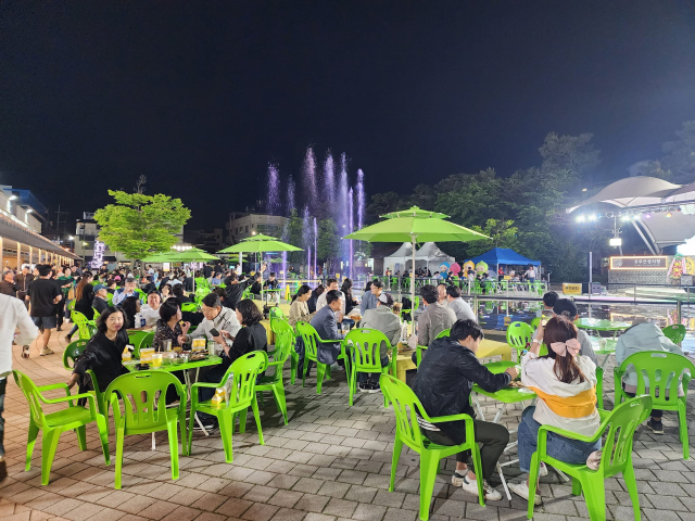 공주시는 지난 5월 개막해 9월까지 운영하는 ‘산성시장 밤마실 야시장’에서 특별행사를 진행한다고 19일 밝혔다.