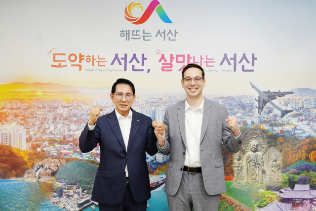 네덜란드 기업 SHS 관계자가 서산시청을 방문해 충남글로벌홀티콤플렉스 투자 계획을 설명했다. 서산시 제공