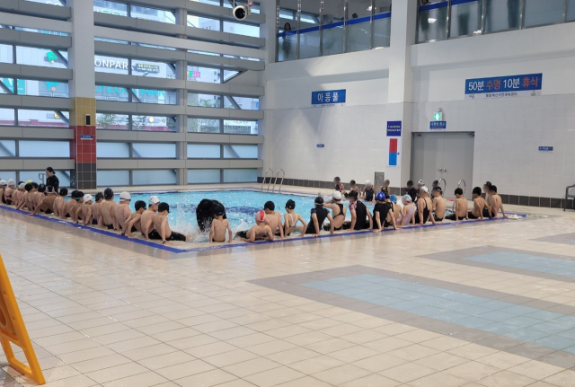 맹동혁신 국민체육센터 수영장과 반다비 국민체육센터에서 여름방학을 맞은 초등학생들을 대상으로 수영과 필라테스 여름방학 특강을 운영한다. 음성군 제공