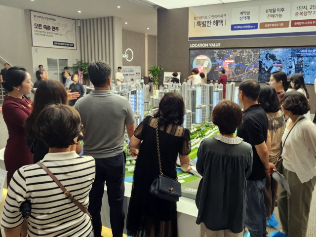19일 힐스테이트 도안리버파크 견본주택에 입장한 방문객들이 아파트 단지 모형을 살펴보고 있다. 사진=조선교 기자