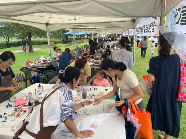 꿈씨과학실의 연계 프로그램 중 하나인 대전문화예술교육주간행사. 대전문화재단 제공