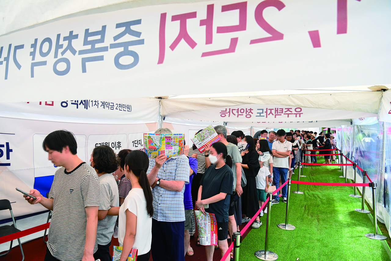 21일 대전 서구 도안동 '힐스테이트 도안 리버파크' 견본주택을 찾은 시민들이 입장을 위해 길게 줄지어 대기를 하고 있다. 김주형 기자 kjh2667_@cctday.co.kr