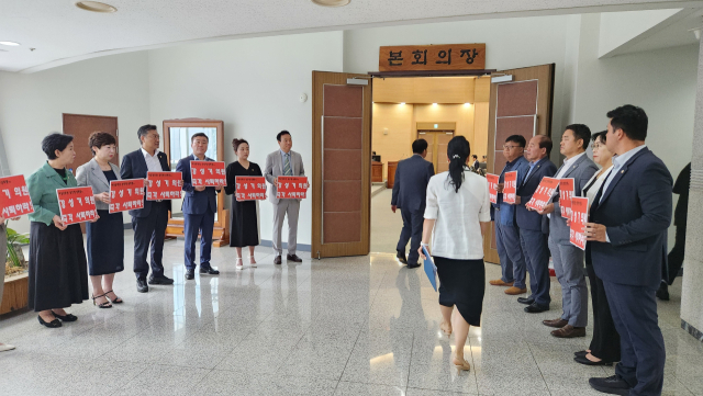더불어민주당 소속 천안시의원들이 22일 시의회 본회의장 앞에서 최근 성희롱과 성추행 의혹이 불거진 A 의원의 사퇴를 촉구하는 피켓시위를 벌이고 있다. 사진=이재범 기자.