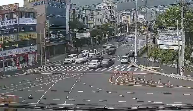 지난달 10일 오전 6시10분경 30대 남성 A씨 등 일당이 함께 술을 마신 지인에게 음주 운전을 권유하고 대전 중구 충남대학교병원 인근 사거리에서 고의로 사고를 내는 장면. 대전경찰청 제공.