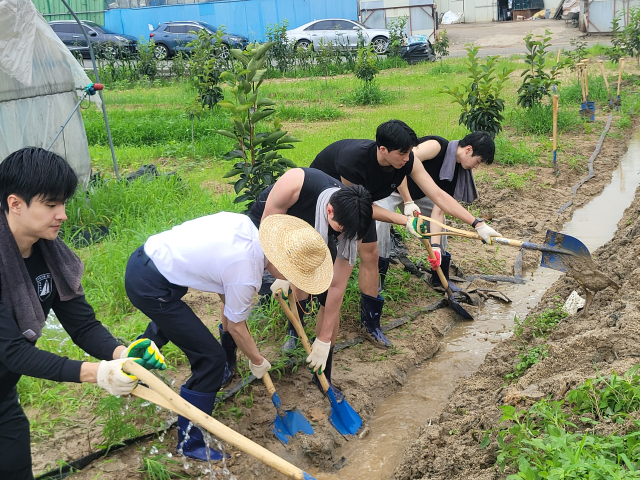 중부대학교는 23일 금산군 추부면 일대에서 수해피해를 입은 농가를 찾아 수해복구 봉사활동을 펼쳤다. 사진=이상문 기자