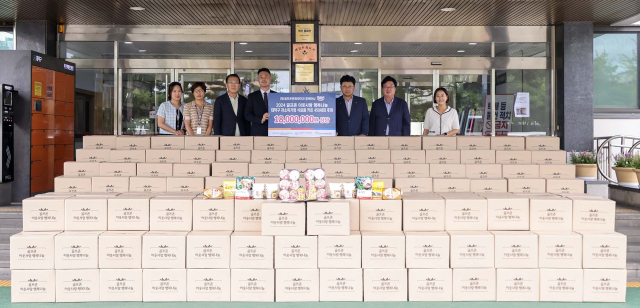골프존문화재단은 대덕구청에서 지역사회 소외계층을 위한 식료품 키트를 지원하는 ‘골프존 이웃사랑 행복나눔' 후원식을 진행했다. 골프존문화재단 제공