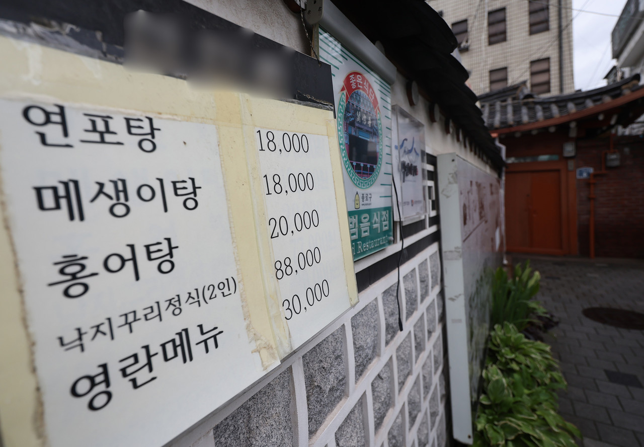 국민권익위원회가 청탁금지법상 식사비 한도를 3만원에서 5만원으로 상향하자는 건의안을 의결하기로 한 22일 서울의 한 음식점 앞에 '영란메뉴' 가격표가 붙어 있다. 2024.7.22 사진=연합뉴스.