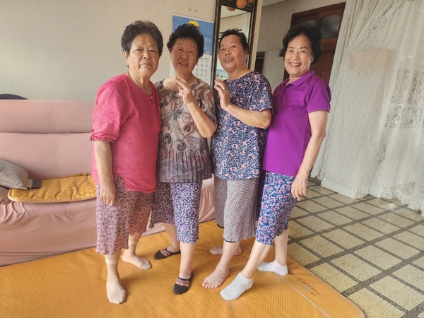 ▲ 온양노인복지센터 생활지원사들은 독거어르신 건강과 안전을 위해 폭염을 물리칠 수 있는 ‘쿨 파자마’를 선물했다.  사진=현영희 명예기자