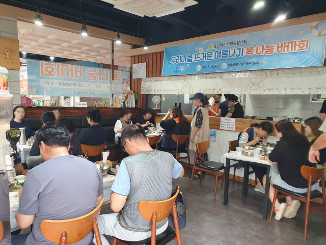 충남아산지역자활센터 자활사업 활성화를 위해 지역주민과 함께하는 ‘우리 마을 뜨거운 여름나기 복 나눔 바자회’ 행사를 개최했다. 김지혜 명예기자