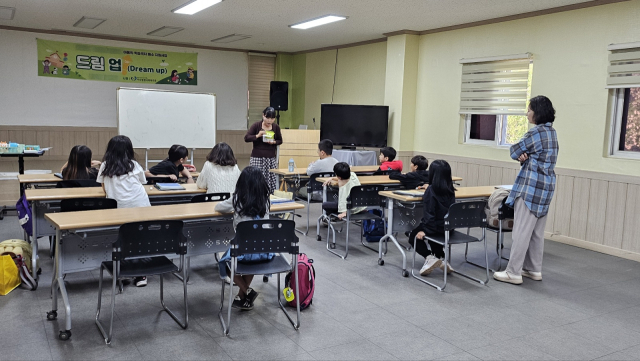 아산종합사회복지관은 다문화가정의 자녀들, 저소득층 자녀들을 대상으로 ‘드림업’ 프로그램을 진행하고 있다. 최두선 명예기자