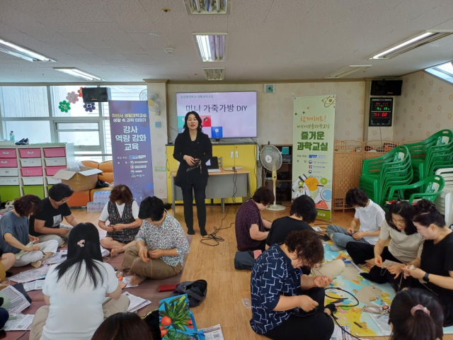 온양노인복지센터는 좀 더 질 높은 노인맞춤돌봄서비스 제공을 위해 종사자 역량강화 교육을 실시했다. 현영희 명예기자