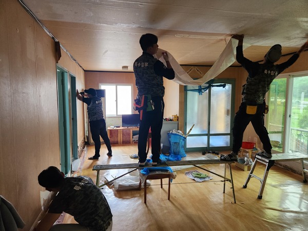 ▲ (사)보령시자원봉사센터는 웅천읍 저소득 취약계층 가정을 방문하여 주거환경개선 집수리 봉사활동을 실시했다.  보령시자원봉사센터 제공