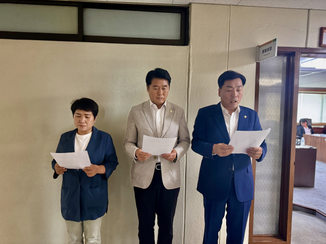 더불어민주당 소속 김기흥, 박효서 의원과 무소속 전석광 의원이 본회의장 입구에서 기자회견을 열고 ‘대덕구의회 김홍태 의장의 부당한 후반기 의장 연임 시도에 대한 우리의 입장’을 발표하고 있다. 사진=조사무엘 기자