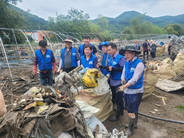 황명선 국회의원과 민주당 대전시당 자원봉사자들이 복수면 신대리에서 하천범람으로 피해를 입은 농가를 돕고 있다. 사진=이상문 기자