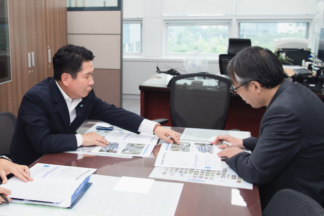 김창규 제천시장 23일 기획재정부를 방문해 내년도 정부예산 반영을 적극 건의했다. 사진은 김시장이 정덕용(우측) 행정국방 예산 심의관에게 설명하고 있다. 제천시 제공