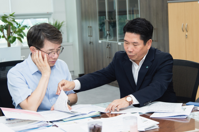 김창규 제천시장 23일 기획재정부를 방문해 내년도 정부예산 반영을 적극 건의했다. 사진은 김 시장이 김동일(좌측) 예산실장에게 설명하고 있는 모습. 제천시 제공