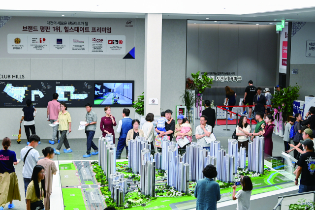 21일 대전 서구 도안동 '힐스테이트 도안 리버파크' 견본주택을 찾은 시민들이 구경을 하고 있다. 김주형 기자 kjh2667_@cctday.co.kr
