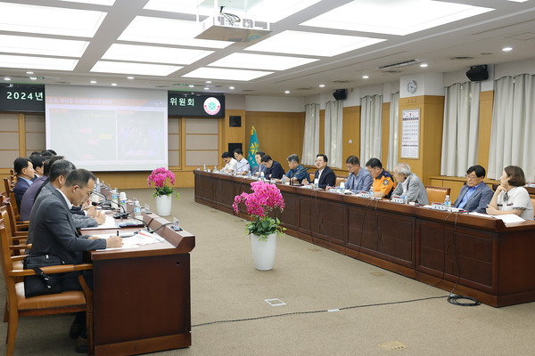 대전시는 24일 시청 대회의실에서 이장우 시장 주재로 재난관리책임기관 및 민간 전문가 등 26명이 참여한 가운데 안전관리위원회를 열고 ‘2024 대전 0시 축제’ 안전관리계획안을 심의했다. 대전시 제공