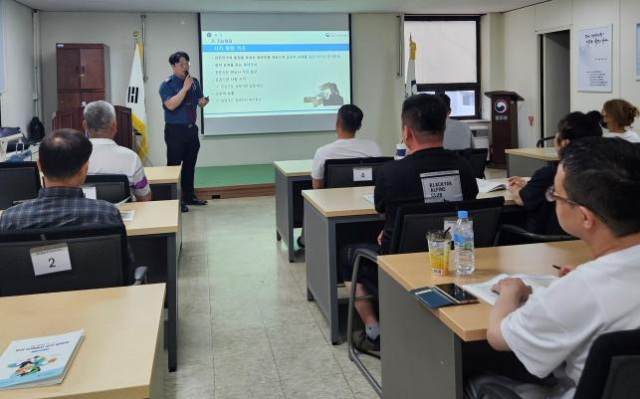 23일 대전 중부경찰서가 대전자치경찰위원회와 함께 대전출입국·외국인사무소에서 외국인 유학생과 근로자를 대상으로 범죄 예방 교육 실시하고 있다. 중부서 제공.