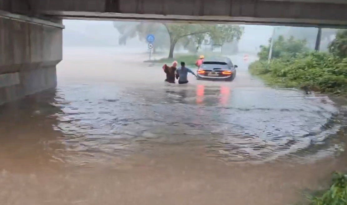 사흘간 장맛비가 쏟아진 대전 서구 가수원동의 한 하상도로에서 8일 오전 차량 침수 피해가 신고돼 소방당국이 운전자를 구조하고 있다. 2024.7.8 [대전소방본부 제공. 재판매 및 DB 금지]