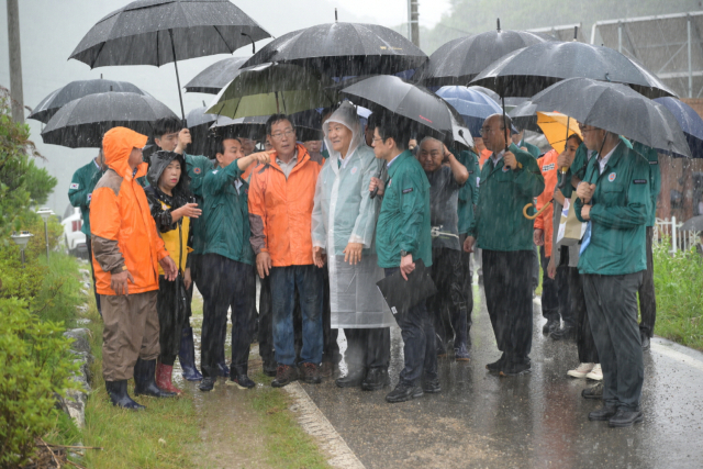 ▲벌곡면 신양2리 부근 피해 현장을 둘러보고 있는 이상민 행정안전부장관과 백성현 시장.