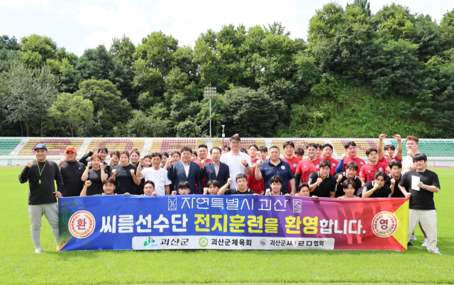 25일 송인헌 괴산군수는 씨름 전지훈련지로 괴산군을 찾은 MG 새마을금고와 용인대 씨름팀을 방문해 선수들을 격려했다. 괴산군 제공