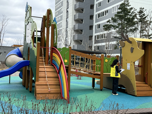 진천군 직원이 공동주택 내 놀이시설을 점검하는 모습. 진천군은 25일 소규모 시설물 273개소를 대상으로 2024년 3종 시설물 지정을 위한 실태조사를 완료했다고 밝혔다. 진천군 제공