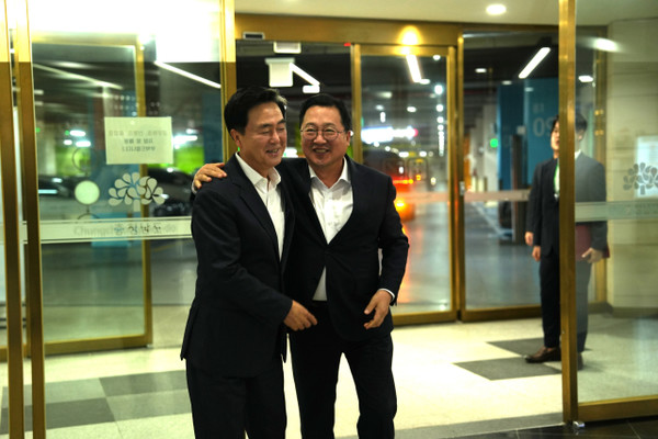 이장우 대전시장(우측)이 25일 대한민국시도지사협의회 시·도지사 간담회 참석을 위해 충남도청 지하 1층 현관으로 들어서고 있다. 마중 나온 김태흠 충남지사와 이장우 시장이 반갑게 인사를 나누고 있다. 사진=김지현 기자