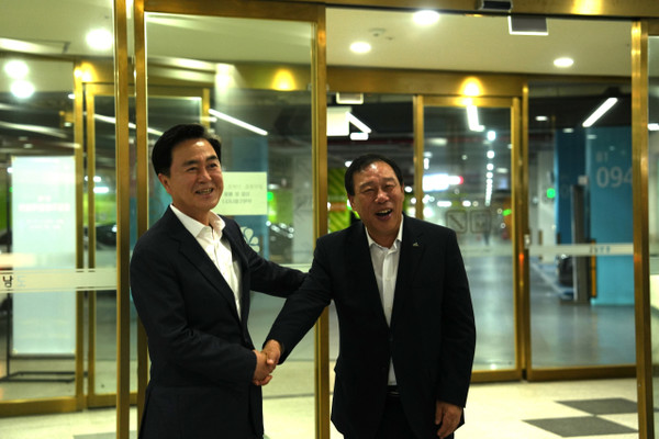 최민호 세종시장(우측)이 25일 대한민국시도지사협의회 시·도지사 간담회 참석을 위해 충남도청 지하 1층 현관으로 들어서고 있다. 마중 나온 김태흠 충남지사와 최민호 시장이 반갑게 인사를 나누고 있다. 사진=김지현 기자