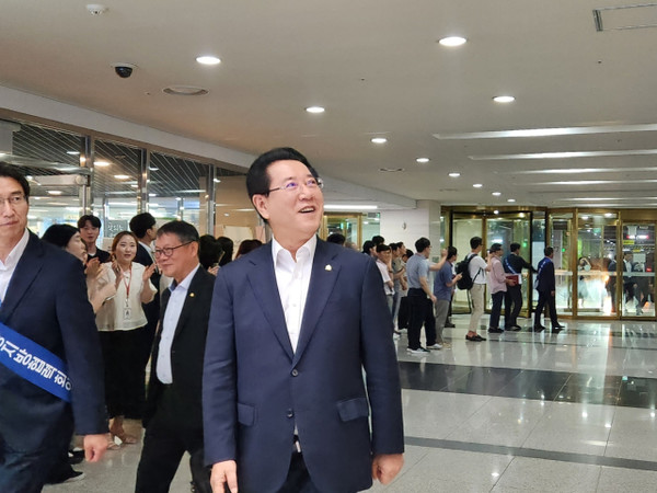 김영록 전남도지사가 25일 열린 대한민국시도지사협의회 시·도지사 간담회 참석을 위해 충남도청 지하 1층 현관으로 들어오고 있다. 사진=김지현 기자